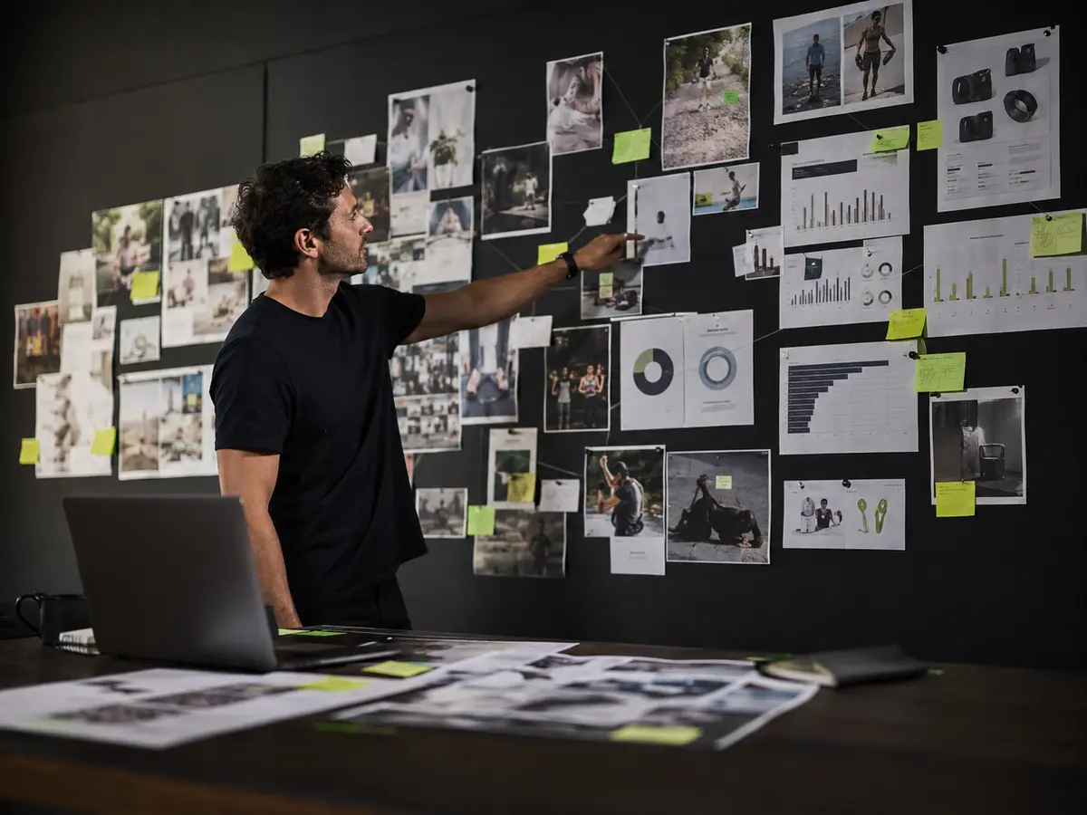 Analista identificando patrones entre creatividades y métricas